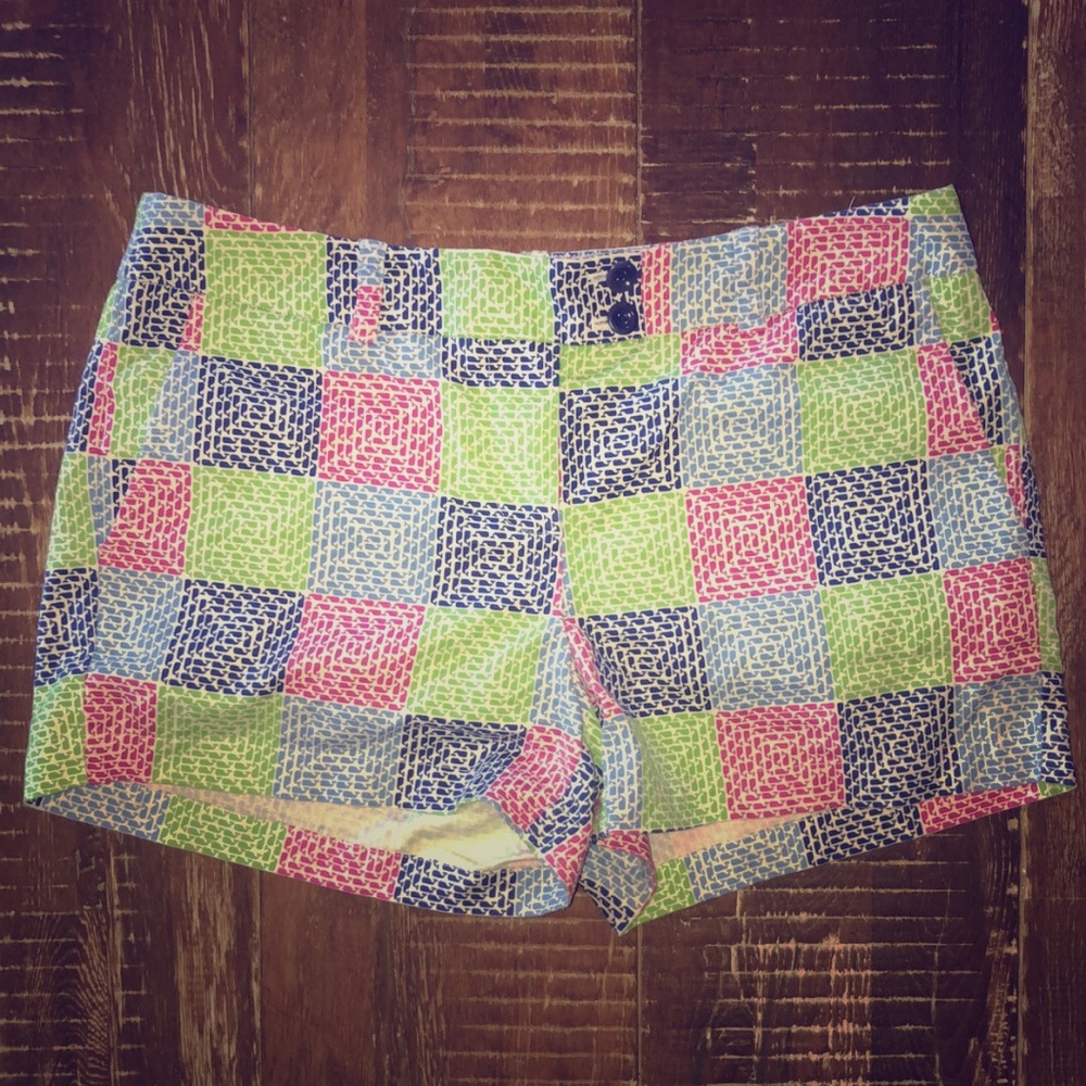 Women’s vineyard vines patch work shorts!